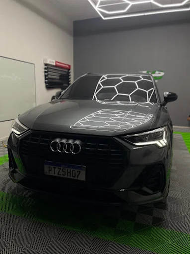 Audi Q3 preto com insufilm instalado na oficina