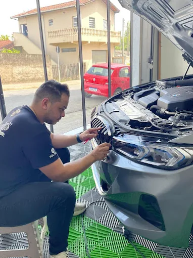 Tiago Pereira aplicando película em um veículo na HB Películas