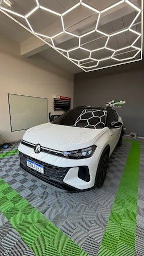 Volkswagen branco com insufilm aplicado na oficina